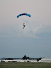 człowiek podczas skoku ze spadochronem